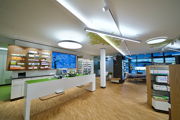 Das Foto zeigt einen Ausschnitt des Innenraums der neu eröffnete Saner Apotheke in Olten