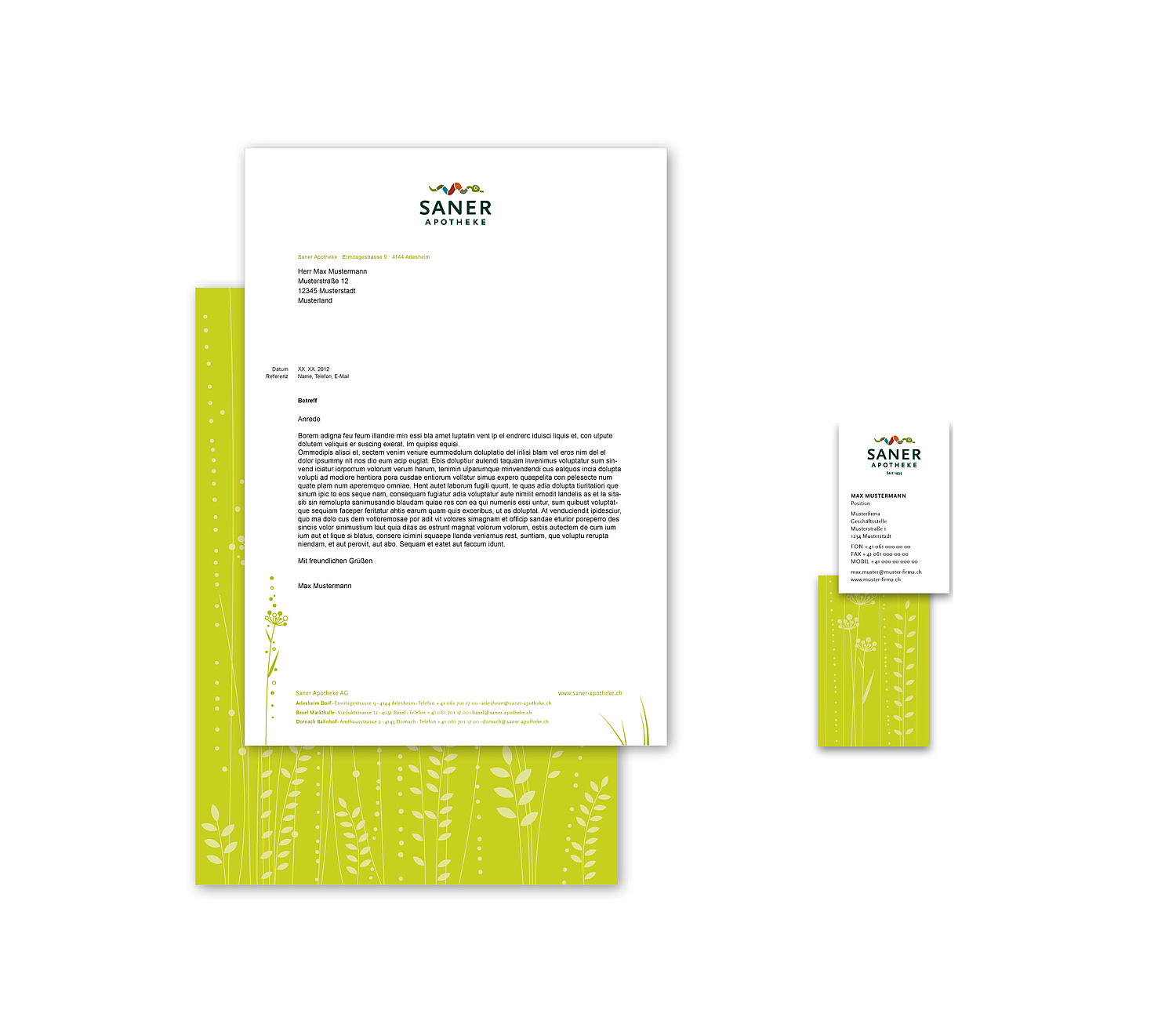 Printprodukte – Geschäftspapier und Visitenkarte Saner Apotheke Briefpapier weiß mit Logo oben und Beispieltext, Rückseite in grün mit Grafikelementen Wiese ebenso bei Rückseite Visitenkarte (© Papenfuss | Atelier)