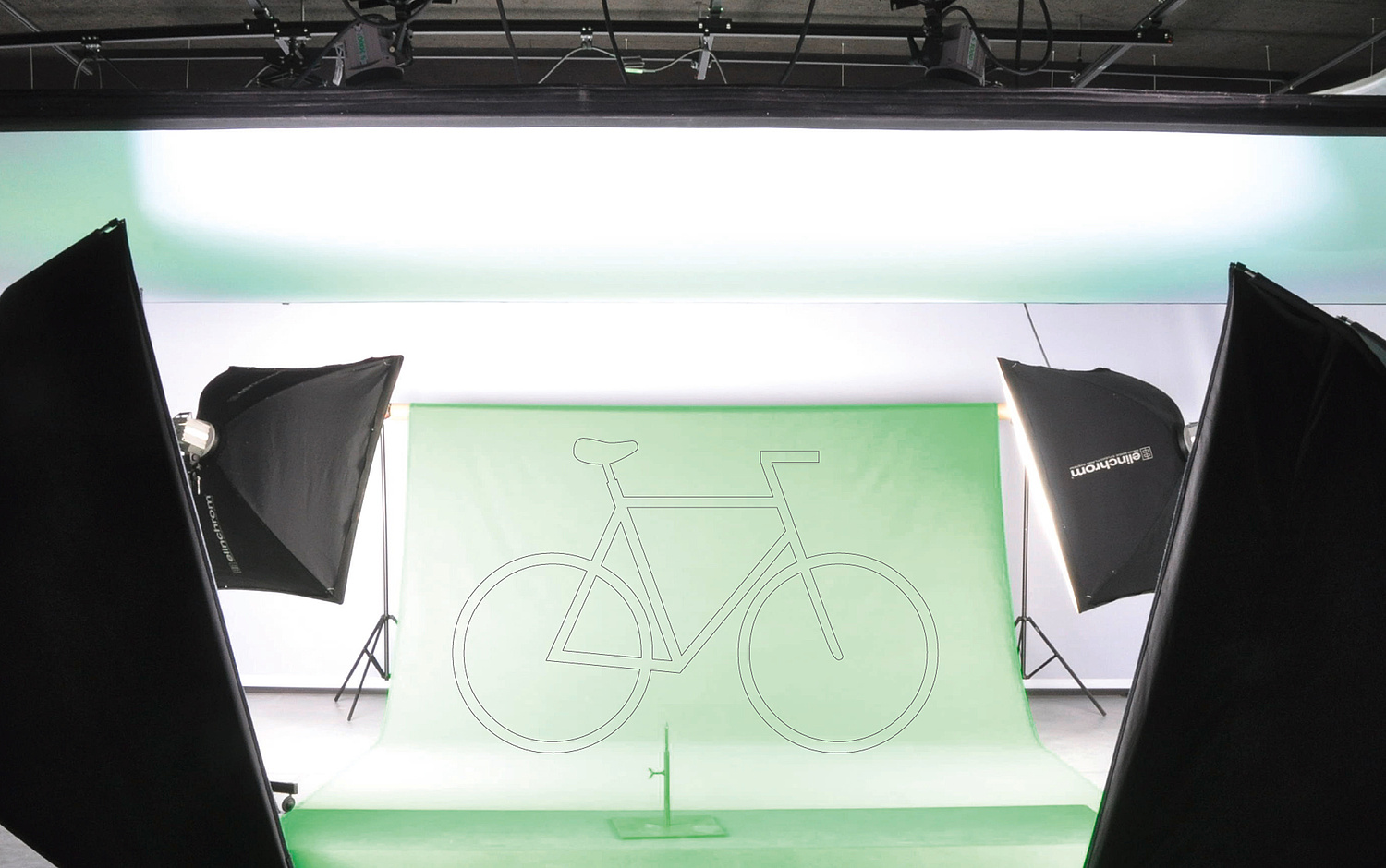 Das Bild zeigt den Studioaufbau für das Verfahren der Greenscreen-Fotografie (für Derby Cycle, 2011).  (© Papenfuss | Atelier)