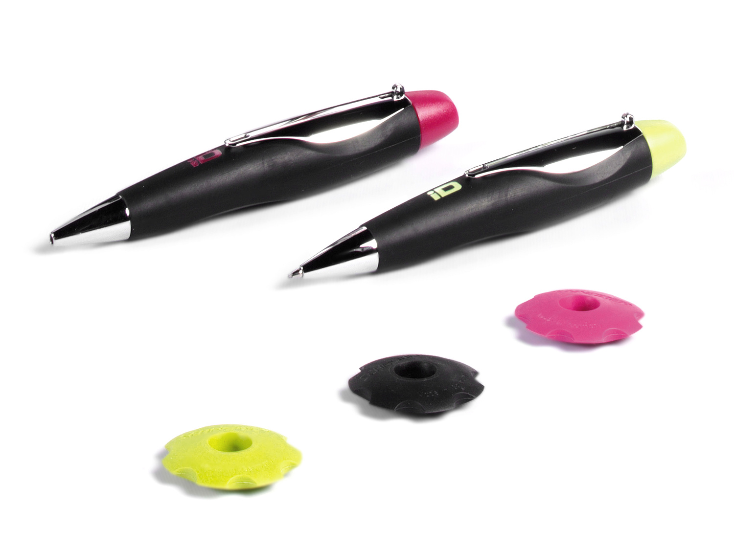Schneider Schreibgeräte iD-Serie Drehbleisfift mit Radiergummi – Produktdesign Das Bild zeigt den ID-Drehbleistift in lime und brombeer sowie das dazugehörige Radiergummi in lime, brombeer und schwarz (für Schneider Schreibgeräte GmbH, 2008) (© Papenfuss | Atelier)