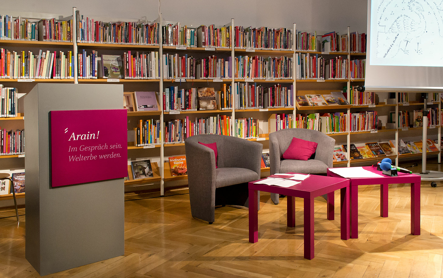 Das Foto zeigt ein Rednerpult, zwei Sessel und zwei Tische, die für die Vortragsreihe Arain hergestellt wurden. (für Netzwerk Jüdisches Leben Erfurt) (© Papenfuss | Atelier)