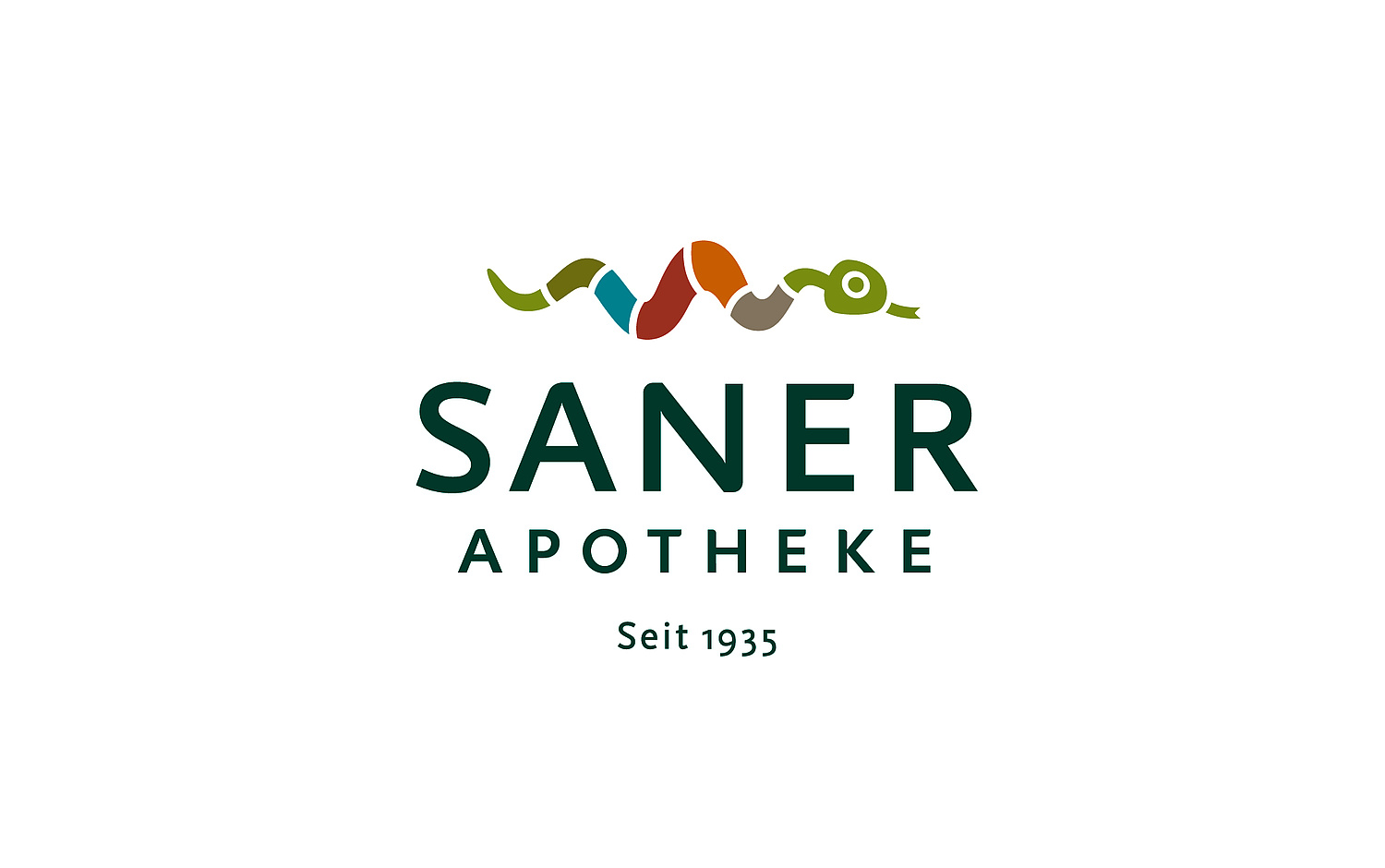 Saner Apotheke – Logoentwicklung – Logoerstellung Logo Saner Apotheken mit mehrgliedriger Schlange in den Farben der Geschäftsbereichen und Namenzusätzen darunter (© Papenfuss | Atelier)
