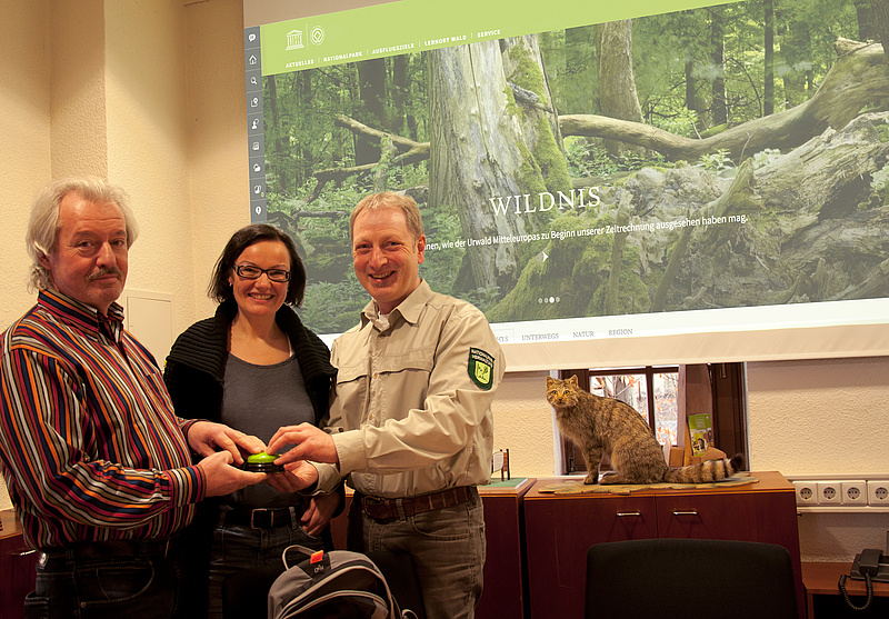 Michael Hornschuh, Cornelia Otto-Albers und Rüdiger Biehl von der Nationalparkverwaltung geben den "Startschuss" für den Onlinegang der neuen Website
