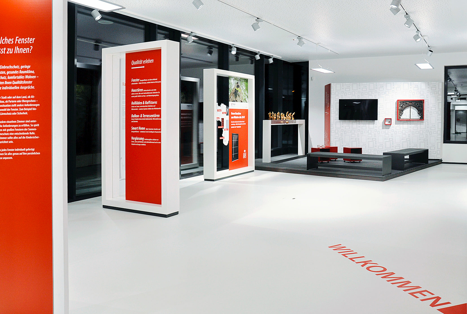 Innenarchitekur der TMP Ausstellung: Blick in den Eingangsbereich und auf das Café. Blick auf das Café und in den Ausstellungsraum vom Empfangstresen aus. (© Papenfuss | Atelier)