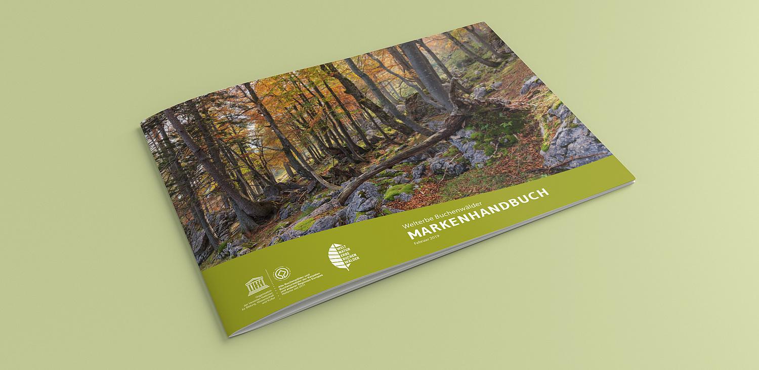 Das Markenhandbuch ist ein Leitfaden für alle, die über die Alten Buchenwälder und Buchenurwälder kommunizieren, vor allem für die Mitarbeiter der Schutzgebietsverwaltungen und ihre Partner. Es enthält fertig anwendbare Werkzeuge zur Verwendung in der Kommunikation der einzelnen Gebiete und die Bausteine der Markenidentität. (© Papenfuss | Atelier)