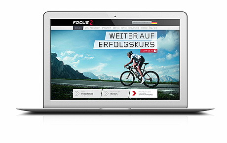 Ansicht Startseite auf Notebook mit Menü oben, Slideshow bildschirmfüllend mit Bild und Teasertext