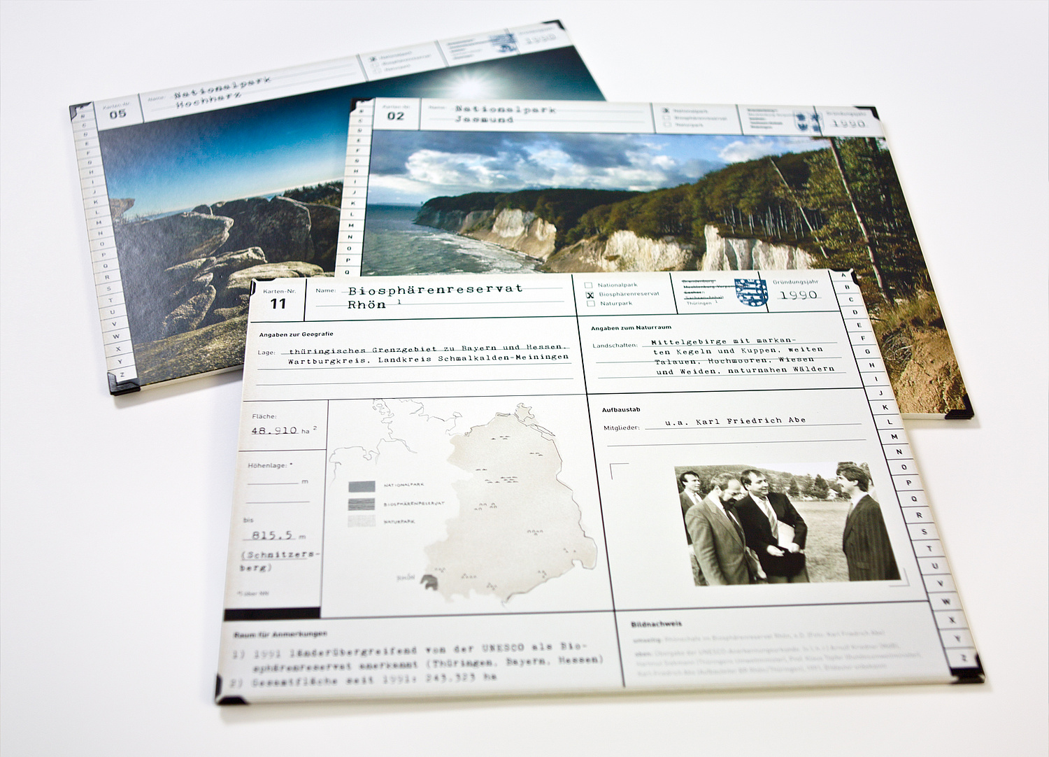 Stiftung Naturschutzgeschichte – Ausstellungsdesign – Wanderausstellung Das Foto zeigt beispielhaft 3 Karteikarten aus der "Schatzkiste" der im Rahmen des Nationalparkprogramms ausgewiesenen Großschutzgebiete (für die Stiftung Natzurschutzgeschichte, 2015) (© Papenfuss | Atelier)