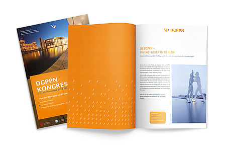 Das Bild zeigt das Einladungsprogramm zum DGPPN-Kongress mit Titel und erster Doppelseite (für die Deutsche Gesellschaft für Psychiatrie und Psychotherapie, Psychosomatik und Nervenheilkunde (DGPPN), 2013)