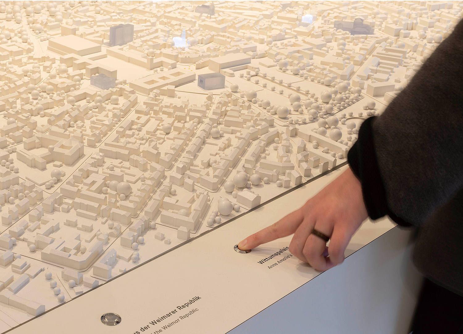 Das Stadtmodell ermöglicht eine spielerische Entdeckungsreise durch Weimar. Von oben wird die einmalige Stadtmorphologie erlebbar gemacht. So finden sich die kleinen und großen Besucher schnell zurecht. (© Papenfuss | Atelier)