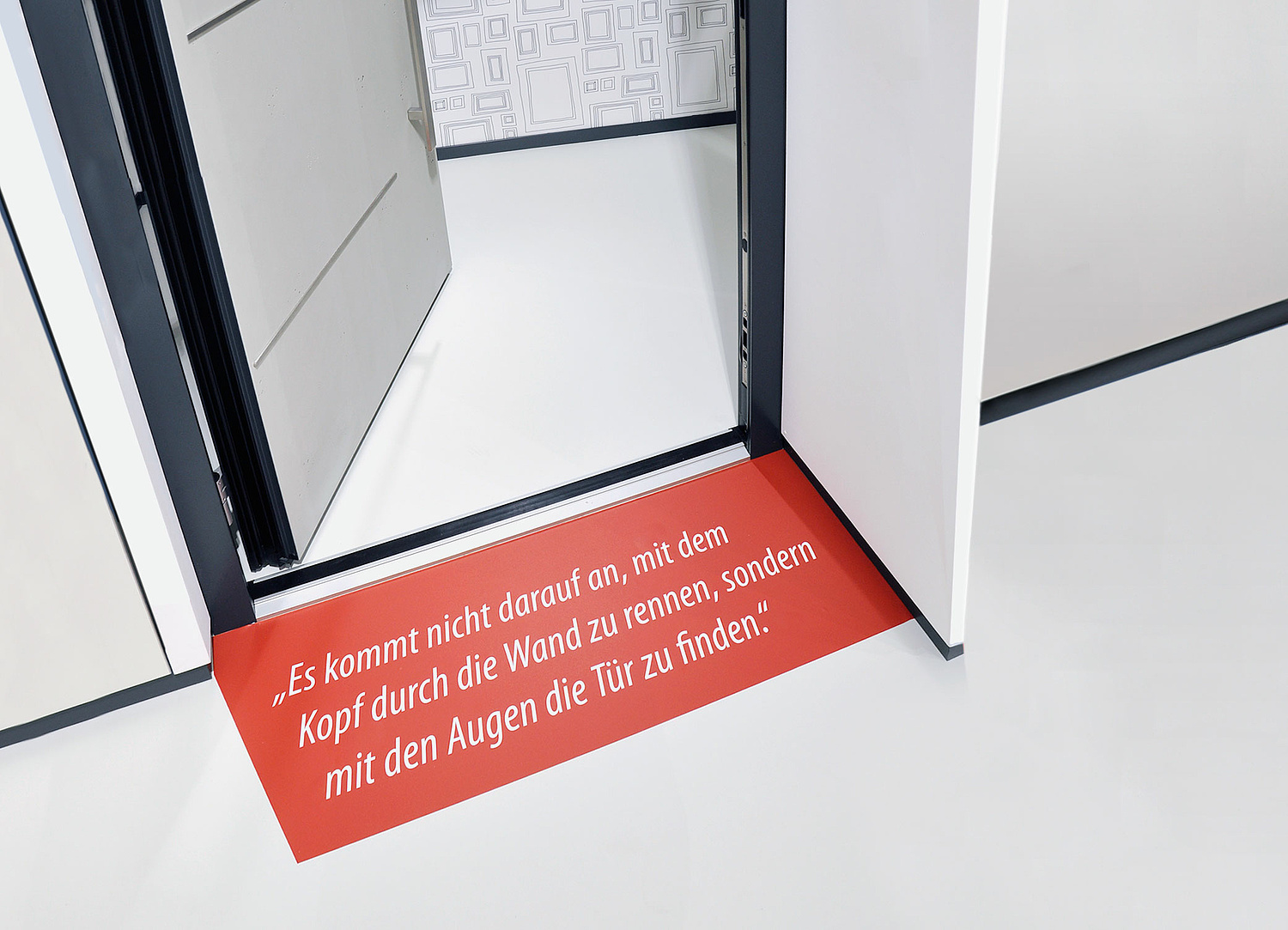 Auf dem Boden aufgebrachte Textflächen lenken den Blick, wie auch die Gedanken des Besuchers in eine neue Richtung. (© Papenfuss | Atelier)