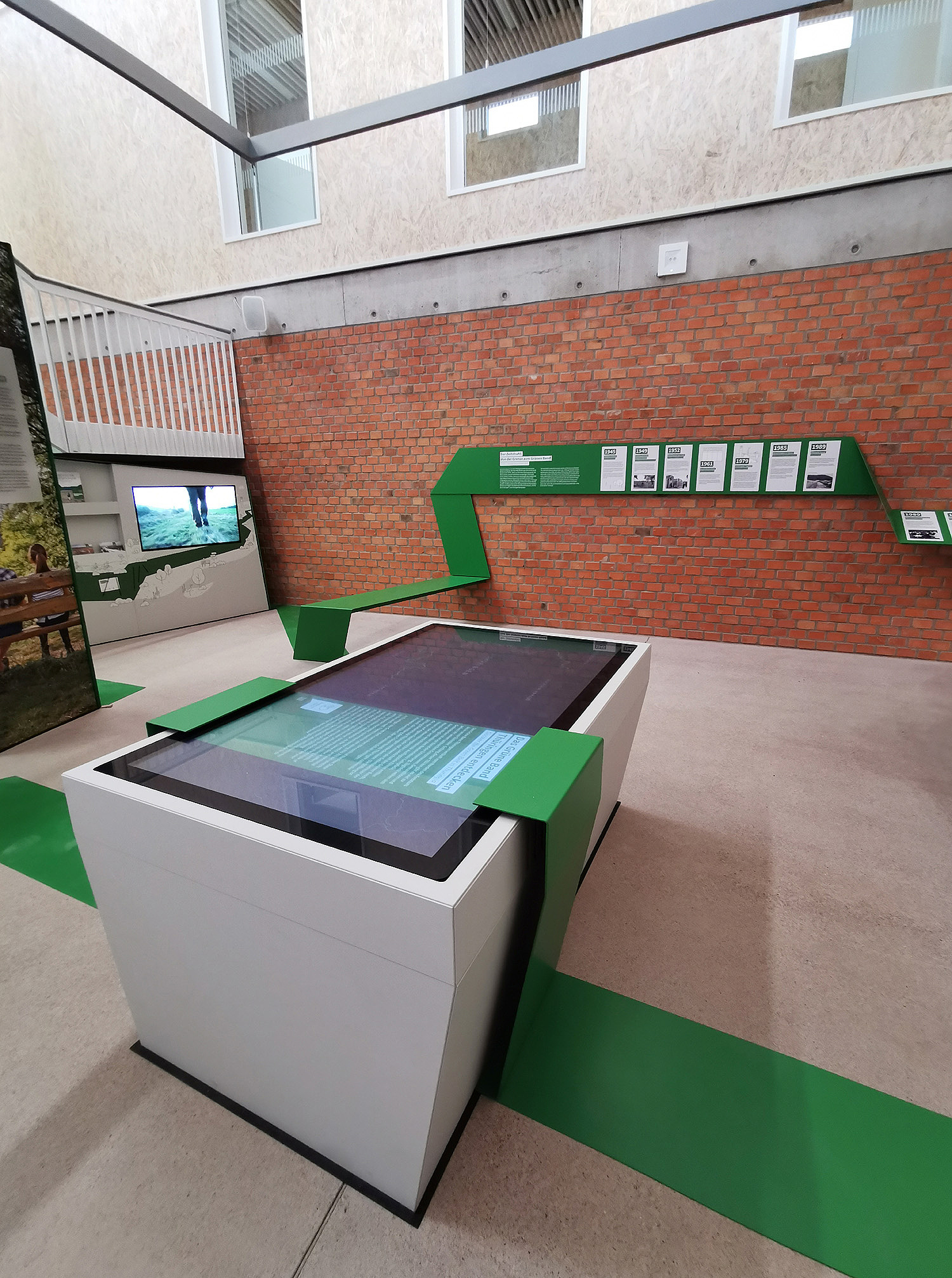 Kartentisch in der Ausstellung #grünebandbreite Kartentisch (© Papenfuss | Atelier)