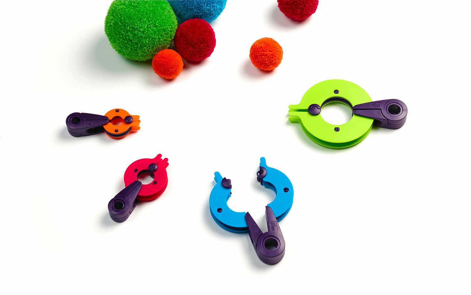 Prym Pompon-Maker 2 in 1 Bommeln Auf dem Bild sieht man den Pompon-Maker 2 in 1 in den zwei Ausführungen, sowie die verscheidnen Pomponscheiben. (© Papenfuss | Atelier)