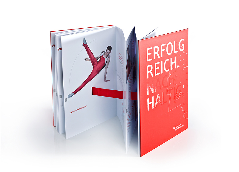 Innenansicht stehend Jubiläums-Broschüre Sparkasse Mittelthüringen Das Bild zeigt die Jubiläums-Broschüre (für Sparkasse Mittelthüringen, 2013).