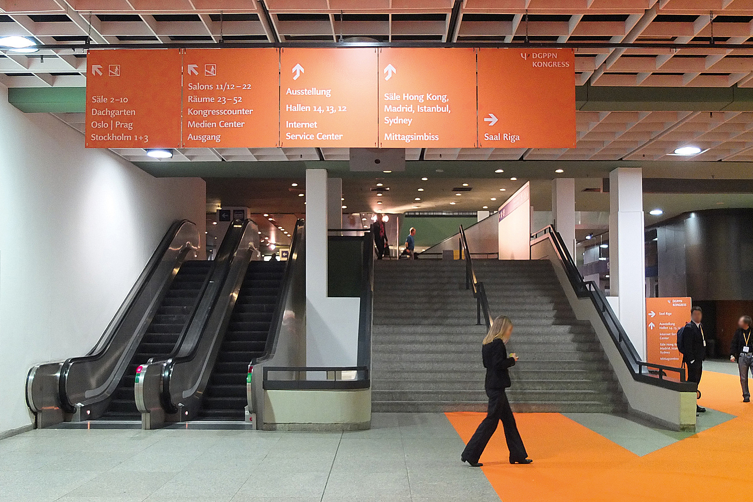 DGPPN Kongress Beschilderung innen ICC Das Bild zeigt die Deckenhänger über einem Treppenaufgang im ICC (für die Deutsche Gesellschaft für Psychiatrie und Psychotherapie, Psychosomatik und Nervenheilkunde (DGPPN), 2013) (© Papenfuss | Atelier)