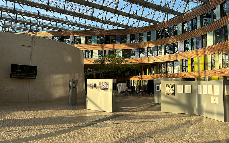 Das Bild zeigt die Wanderausstellung "Arten und Orte, wahrnehmen." im Foyer des Umweltbundesamtes in Dessau mit Blick auf die Kunstwerke der Künstlerinnen..