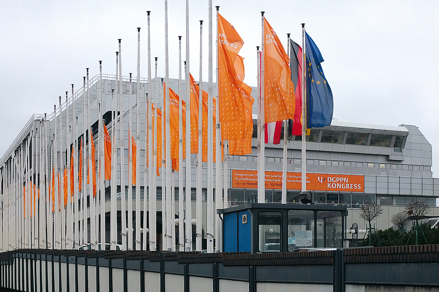 Das Bild zeigt den Eingang des ICC in Berlin mit Fahnen und Banner für den DGPPN-Kongress (für die Deutsche Gesellschaft für Psychiatrie und Psychotherapie, Psychosomatik und Nervenheilkunde (DGPPN), 2013) (© Papenfuss | Atelier)