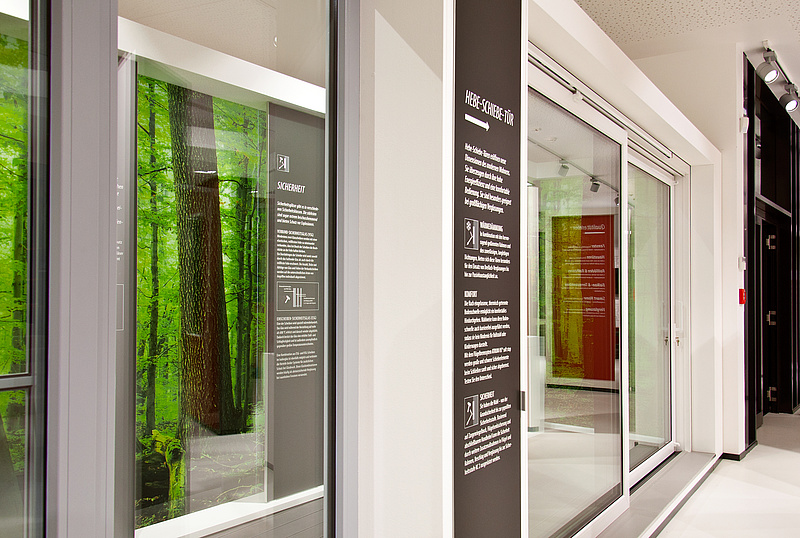 Die Ausstellungsmodule integrieren ausgewählte Türmodelle, deren Funktionsweisen von den Besuchern vor Ort getestet werden können.