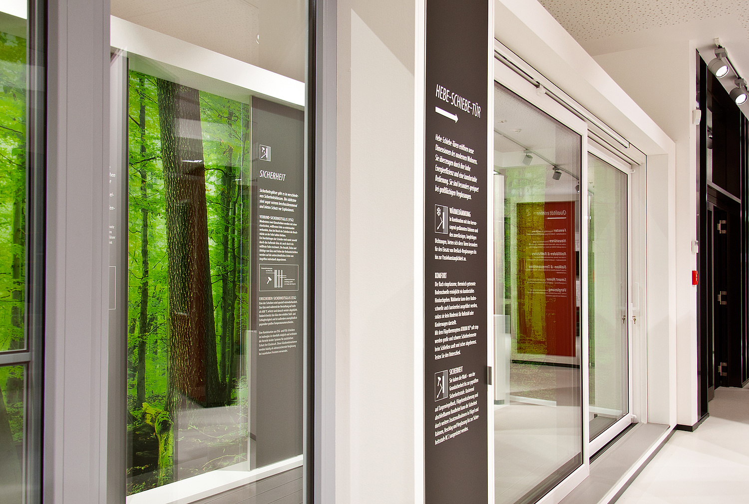 Innenarchitektur TMP Ausstellung: Präsentation Ausstellungsobjekte Die Ausstellungsmodule integrieren ausgewählte Türmodelle, deren Funktionsweisen von den Besuchern vor Ort getestet werden können. (© Papenfuss | Atelier)