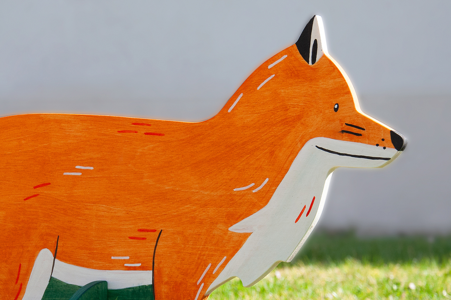 Mobiler Messestand Nationalpark Hainich Detail Fuchs Für die Umsetzung wurde im Sinne des Nationalparks Hainich ganz bewusst auf natürliche Materialien gesetzt. Die Handbemalung der einzelnen Module mit Naturfarben erhält die natürliche Struktur des Holzes. (© Papenfuss | Atelier)