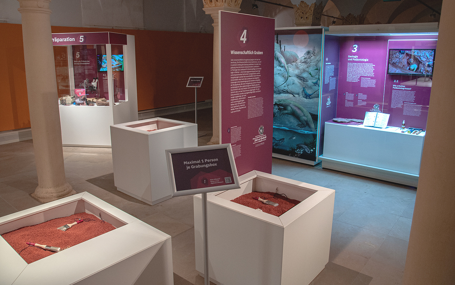 Ausstellung BROMACKER lab Stiftung Schloss Friedenstein Gotha Raumansicht 05 Die Stationen sind in Sichthöhe benannt und mit großen Zahlen versehen. So sind Reihenfolge und Thema schnell erfassbar. Zugehörige Texte, Materialien und Exponate sind ebenfalls nummeriert und können den Stationen zugeordnet werden. Eine klare, serifenlose und barrierefreie Schrift unterstreicht den modernen Charakter der Ausstellung. (© Papenfuss | Atelier)