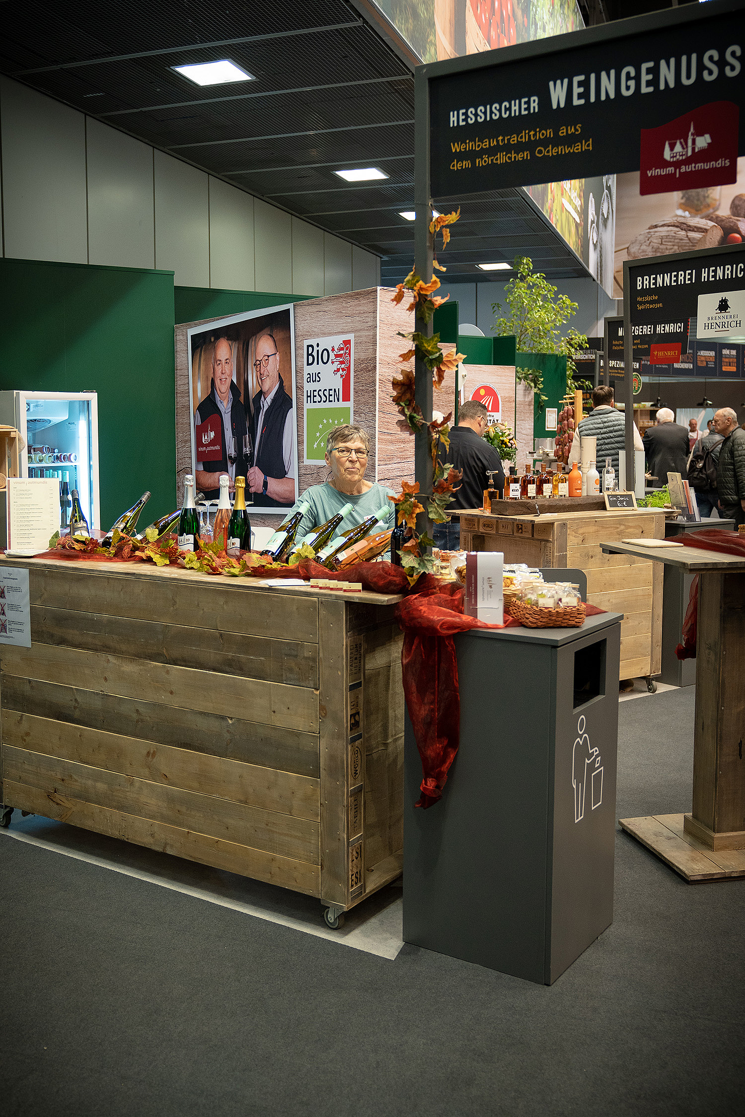 Internationale Grüne Woche 2023 – Messekonzept und Ausstellungsdesign Hessen Der Präsentationsstand des Weinbaubetriebes Visum Autmundis. (© Papenfuss | Atelier)