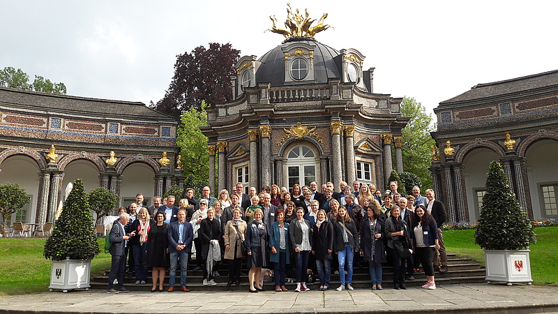 Das Bild zeigt die Teilnehmer an der Jahrestagung des UNESCO-Welterbestätten Deutschland e.V. vor dem Sonnentempel der Eremitage in Bayreuth 2018