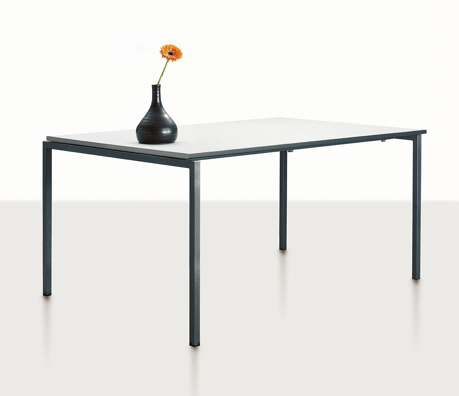 Papenfuss | Atelier – Tisch Plural Das Bild zeigt den Tsich aus der Plural-Serie. Papenfuss | Atelier (© Papenfuss | Atelier)