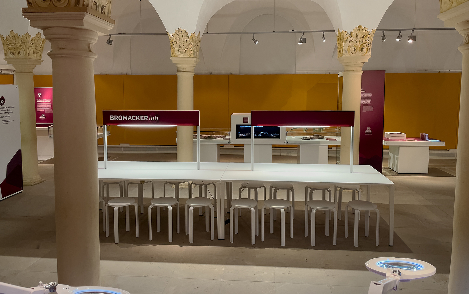 Ausstellung BROMACKER lab Stiftung Schloss Friedenstein Gotha Raumansicht 02 Experimentierbereich: Die Arbeitstische sind mit einer Traverse versehen, aus der integriertes Licht die Arbeitsplätze beleuchtet. (© Papenfuss | Atelier)