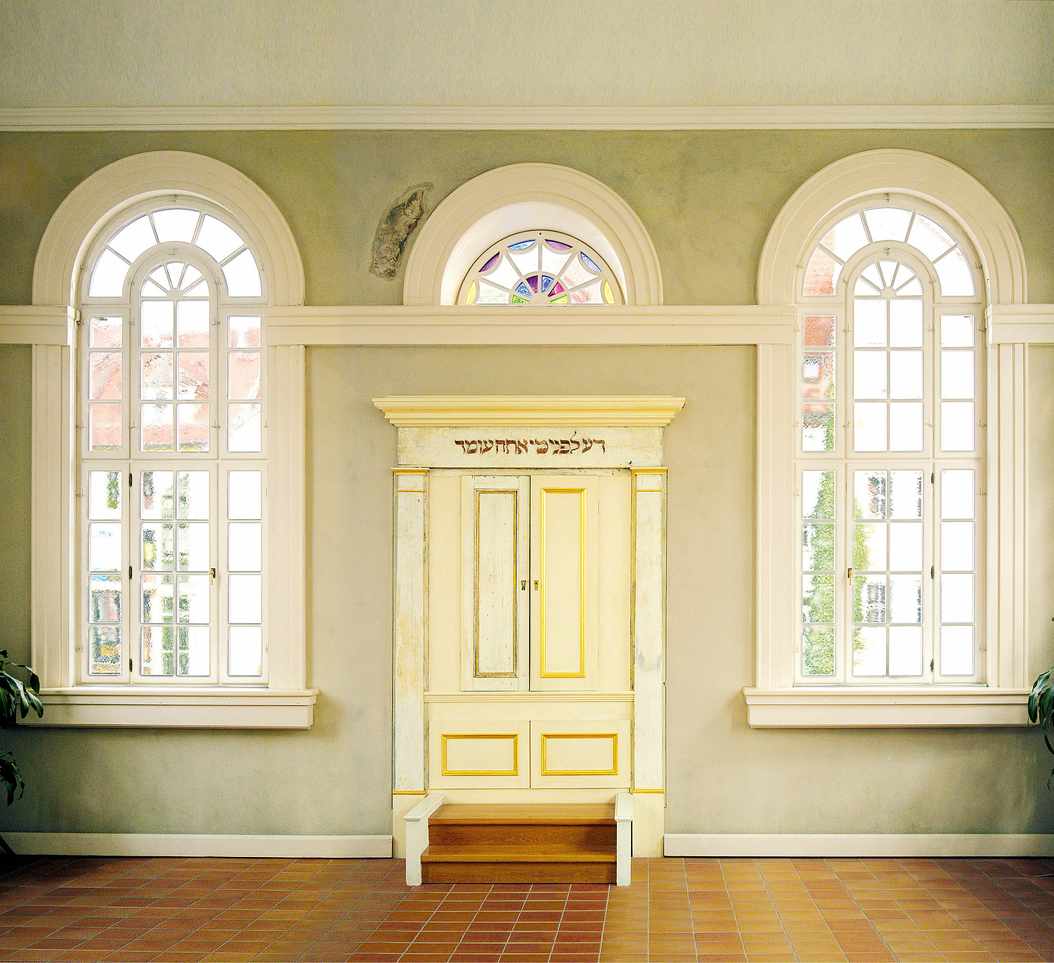 Jüdisches Leben – Innenraum Kleine Synagoge Das Foto zeigt den Innenraum der Kleinen Synagoge mit dem Toraschrein. (für Netzwerk Jüdisches Leben) (© Papenfuss | Atelier)