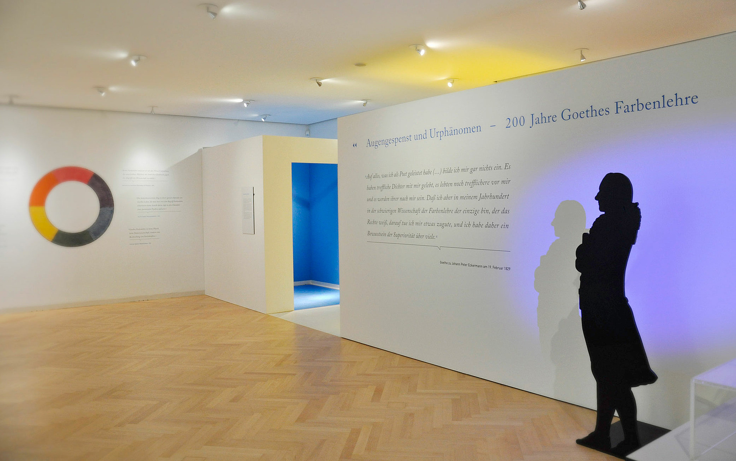 Eingangsbereich der Ausstellung mit Goethes Farbkreis und Zitaten sowie Einführungstext in die Ausstellung (© Papenfuss | Atelier)