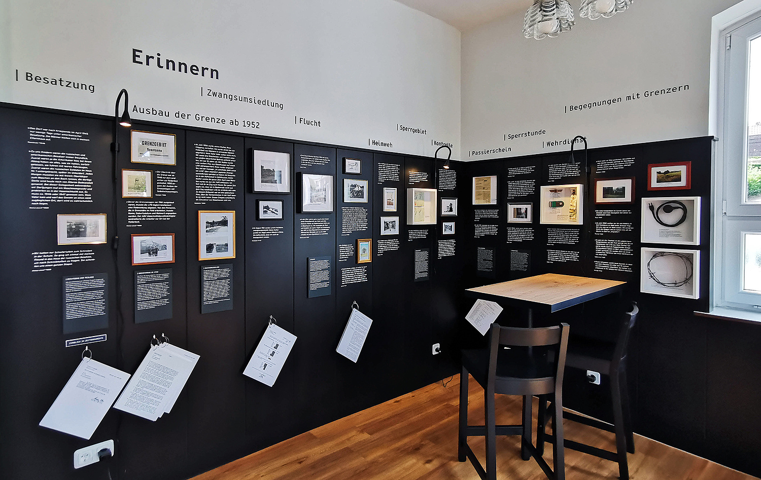 Kulturraum der Erinnerung Glasehausen Erzählcafé Das Bild zeigt einen Blick auf das Erzählcafé. (© Papenfuss | Atelier)