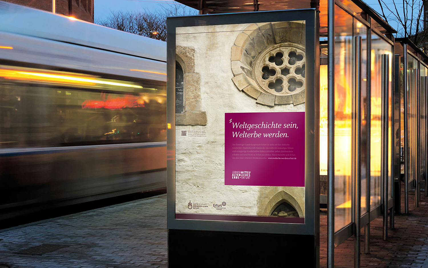 Citylight-Plakat Welterbe werden Das Foto zeigt ein Citylight-Plakat mit den Rosettenfenstern der Alten Synagoge. (für das Netzwerk Jüdisches Leben) (© Papenfuss | Atelier)