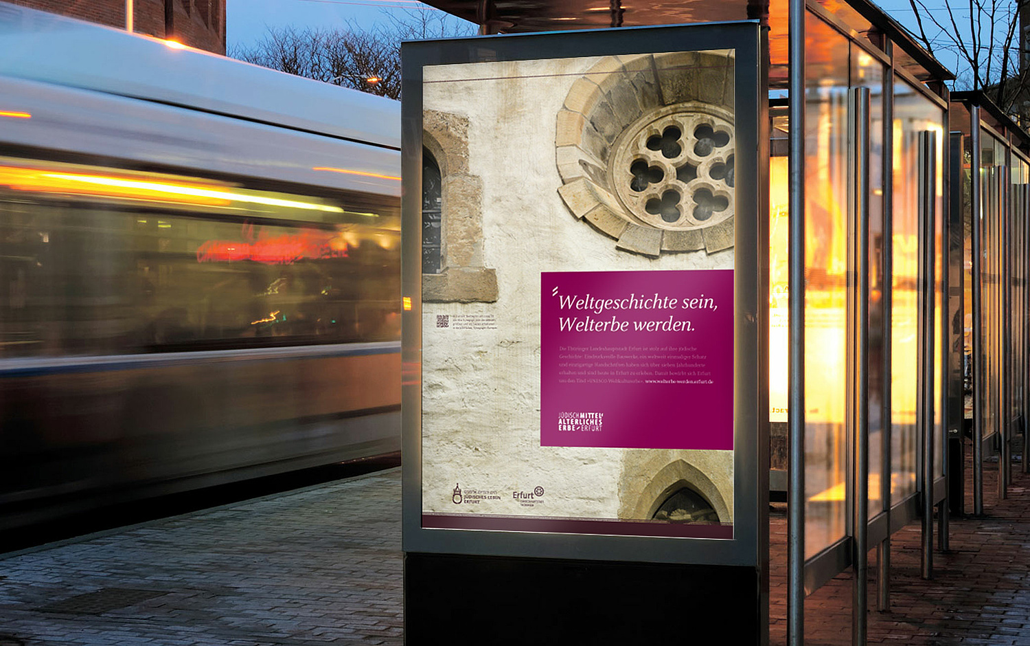 Das Foto zeigt ein Citylight-Plakat mit den Rosettenfenstern der Alten Synagoge. (für das Netzwerk Jüdisches Leben) (© Papenfuss | Atelier)