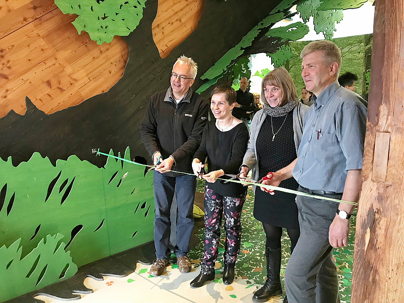 Feierliche Eröffnung durch (v.l.n.r.) Manfred Großmann (Leiter Nationalpark Hainich), Claudia Wilhelm (Geschäftsführerin Wildkatzendorf Hütscheroda), Ulrike Papenfuss (Geschäftsführerin Papenfuss | Atelier) und Thomas Mölich (Wildkatzenforscher BUND)