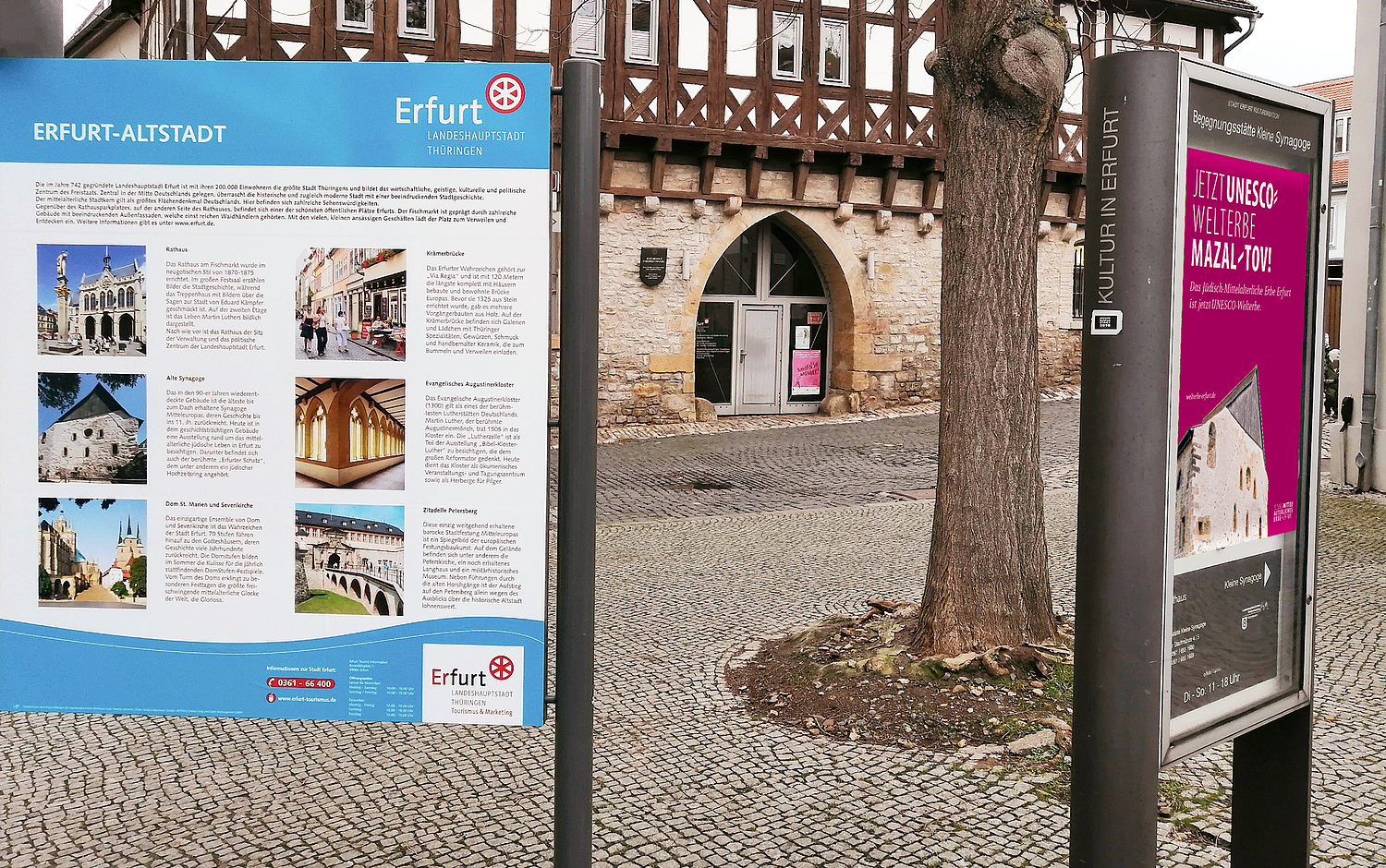 Das Bild zeigt den Schaukasten an der Kleinen Synagoge in Erfurt. Es wurde mit einem Plakat des Kampagnenmotivs versehen.  (© Papenfuss | Atelier)