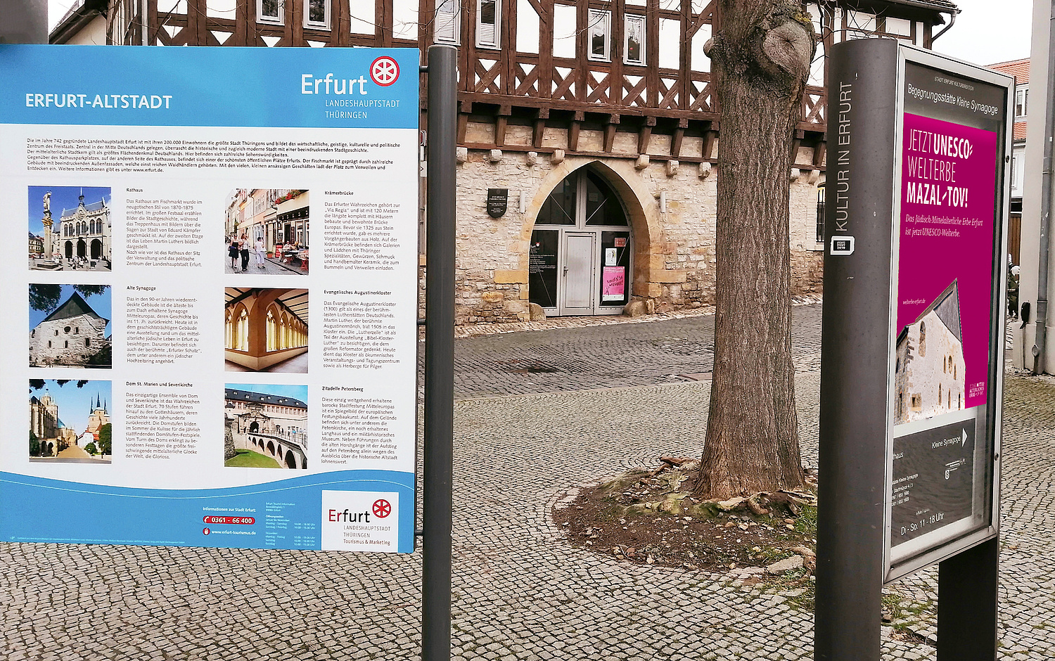 Kampagne Mazal Tov Erfurt UNESCO Welterbe Plakat Das Bild zeigt den Schaukasten an der Kleinen Synagoge in Erfurt. Es wurde mit einem Plakat des Kampagnenmotivs versehen. (© Papenfuss | Atelier)