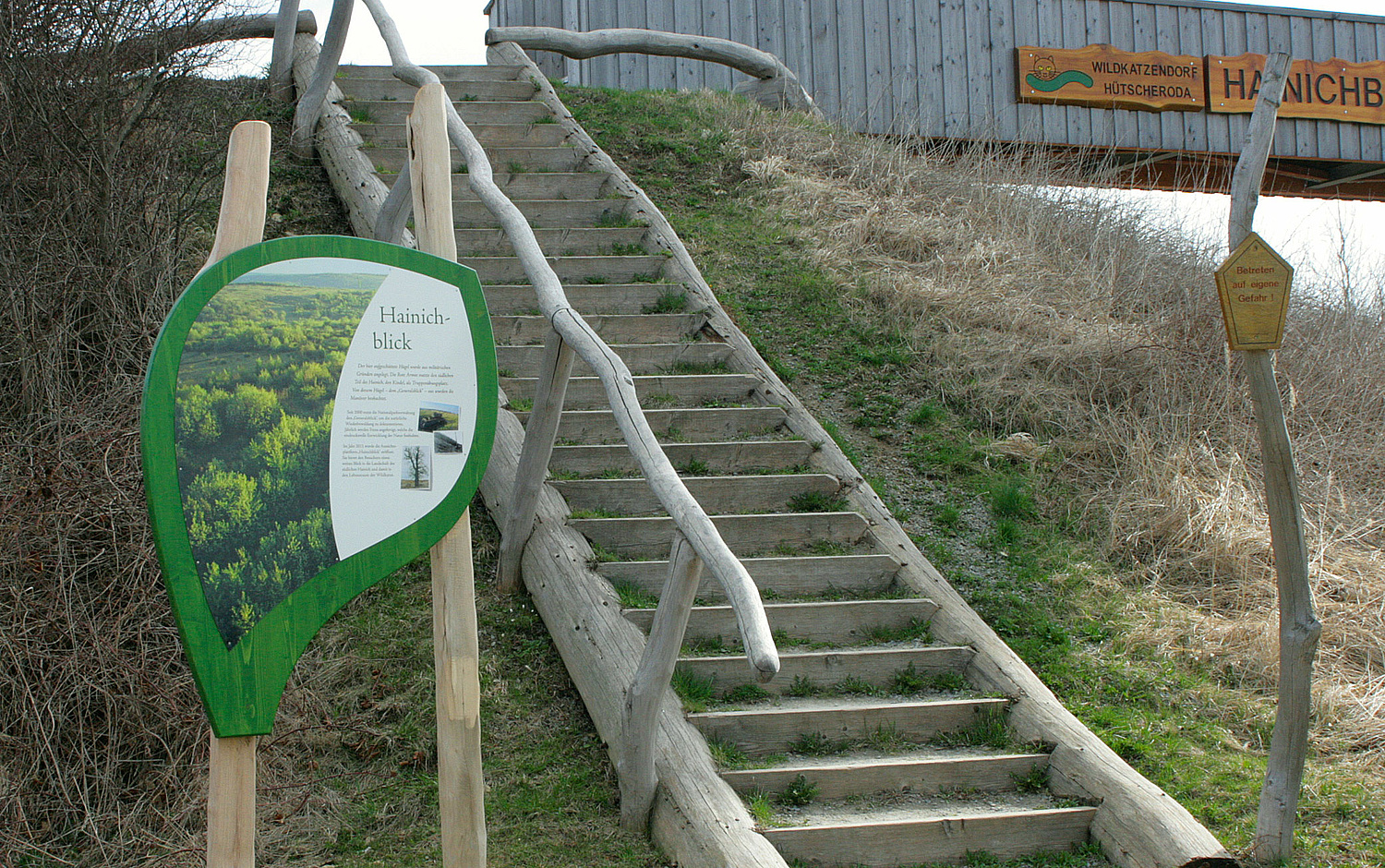 Das Bild zeigt eine Tafel für die Beschilderung am Aussichtsturm Hainichblick (für Nationalpark Hainich, 2010–2014).  (© Papenfuss | Atelier)