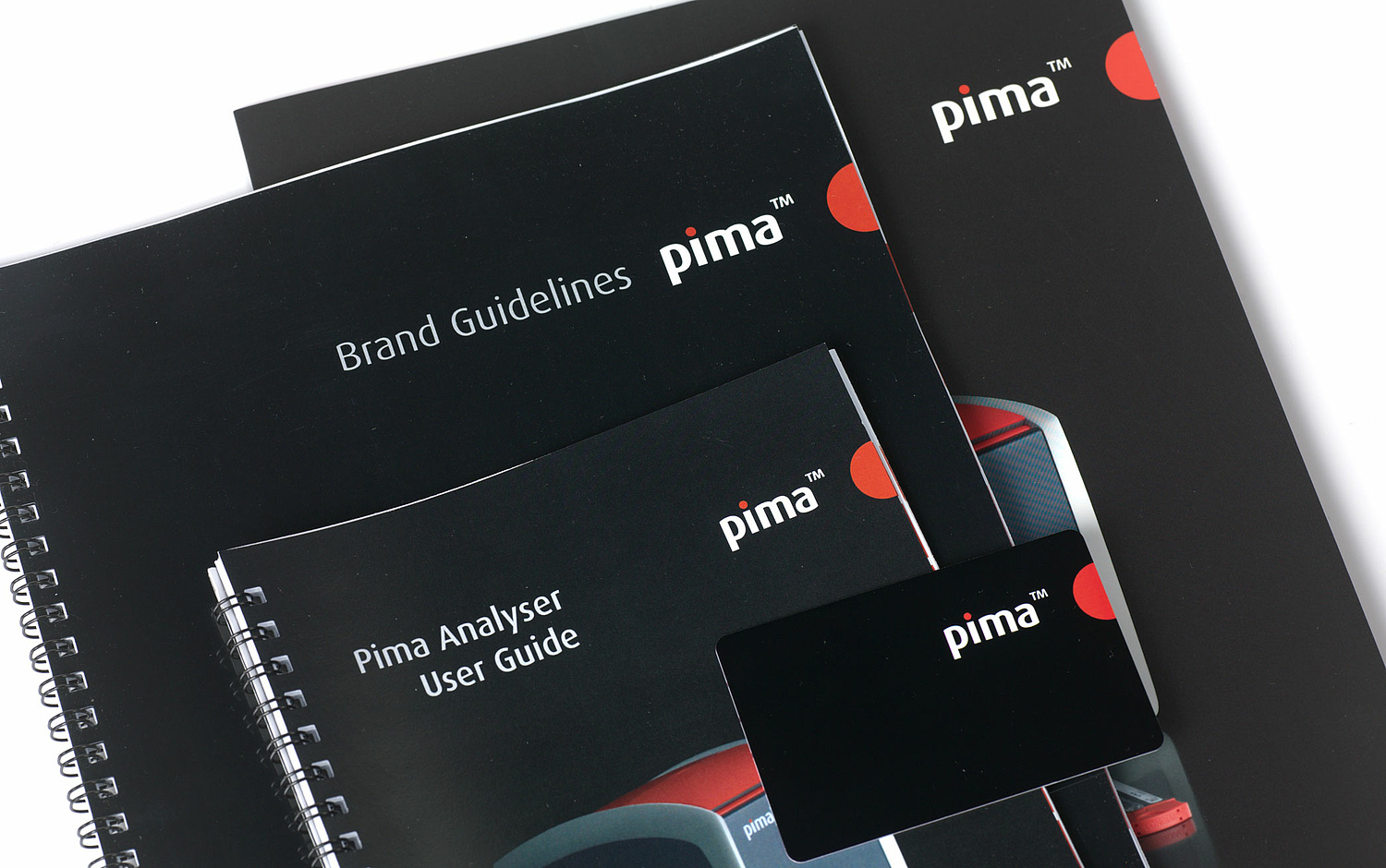 Pima Analyser – Printprodukte (Folder) Das Bild zeigt verschiedene Printprodukte für Pima (für Alere, 2009). (© Papenfuss | Atelier)