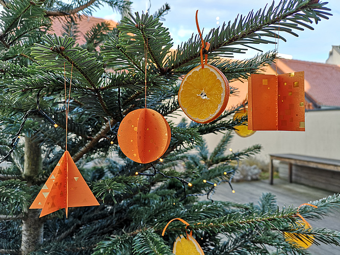 Das Bild zeigt den Weihnachtsbaum des Atelier Papenfuss 2018.