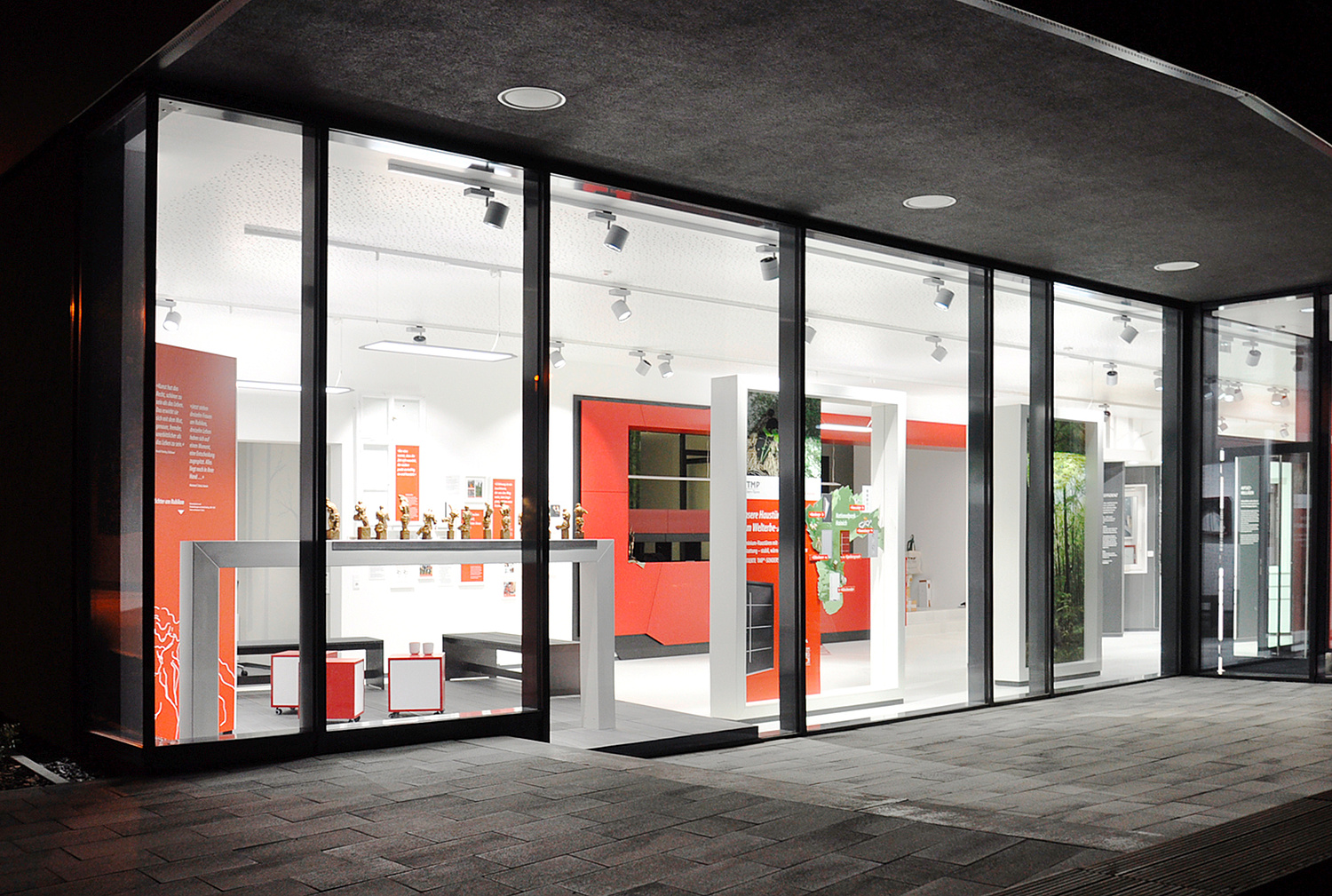 Außenansicht Ausstellung TMP Räumlichkeiten Die Außenansicht der Ausstellungsräume ist geprägt von den großformatigen Fenstern der Fassade. (© Papenfuss | Atelier)