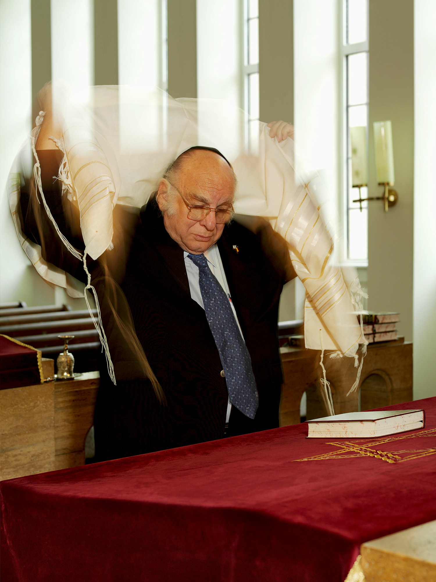 Jüdisches Leben – Wolfgang Nossen mit Gebetstuch Das Foto zeigt Wolfgang Nossen mit Gebetstuch. (für Netzwerk Jüdisches Leben) (© Papenfuss | Atelier)