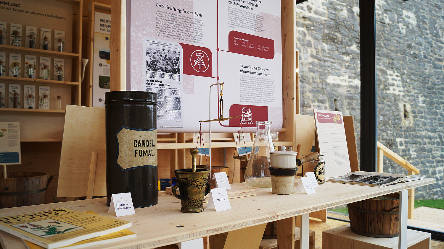 Das Modul Historie zeigt originale Apotheken-Exponate und erläutert die Geschichte des Heilpflanzenanbaus in Thüringen. (© Papenfuss | Atelier)