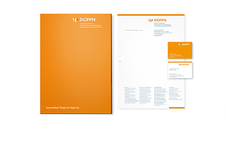 Das Bild zeigt Pressemappe, Briefbogen und Visitenkarte (für die Deutsche Gesellschaft für Psychiatrie und Psychotherapie, Psychosomatik und Nervenheilkunde (DGPPN), 2013)