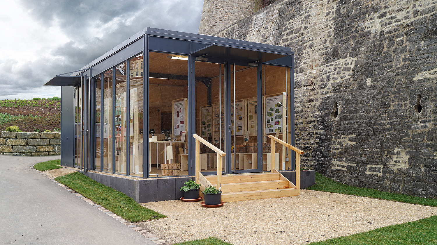 Ein temporärer Glaspavillon beherbergt die Ausstellung. (© Papenfuss | Atelier)