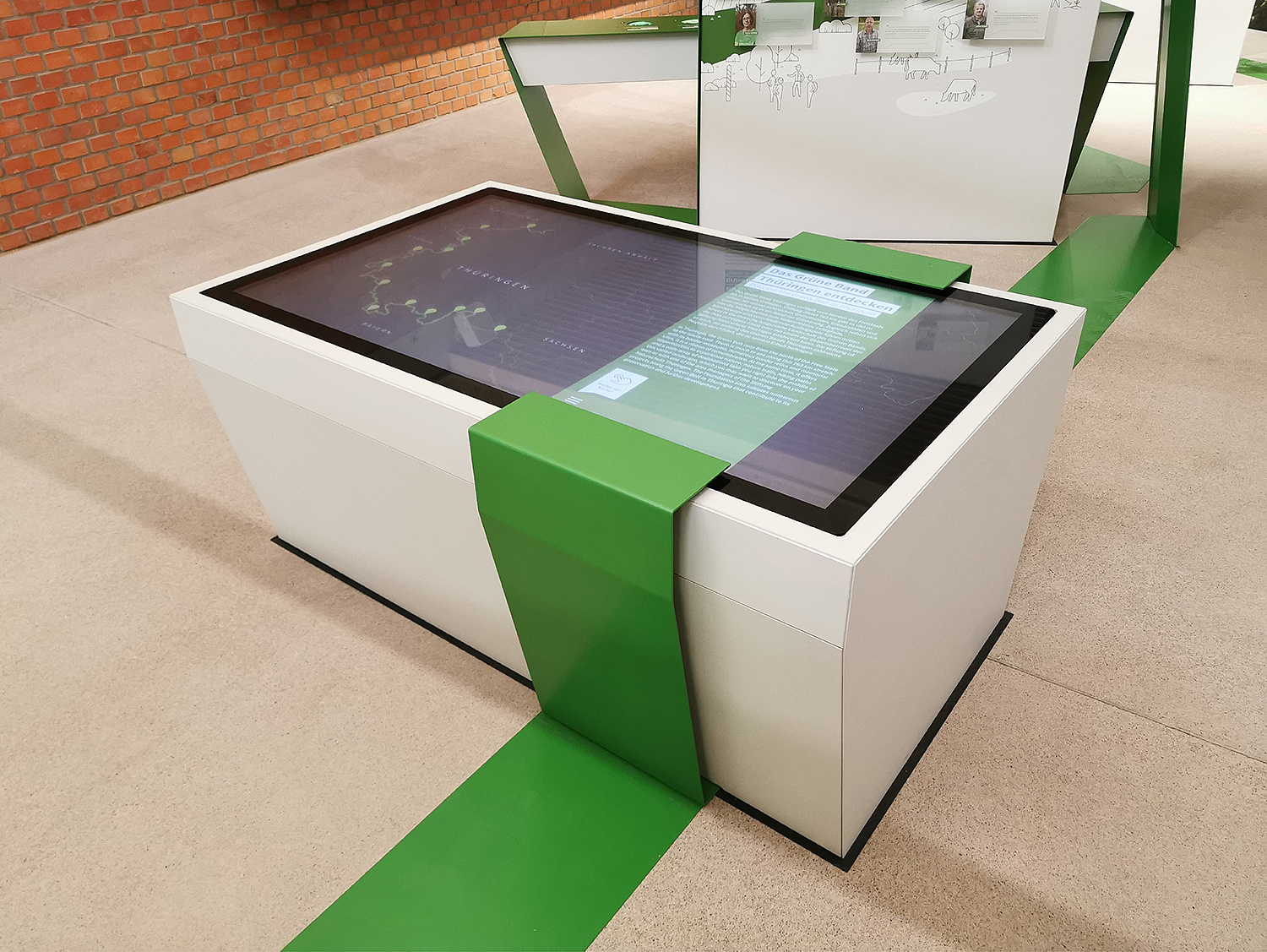Kartentisch in der Ausstellung #grünebandbreite Kartentisch (© Papenfuss | Atelier)