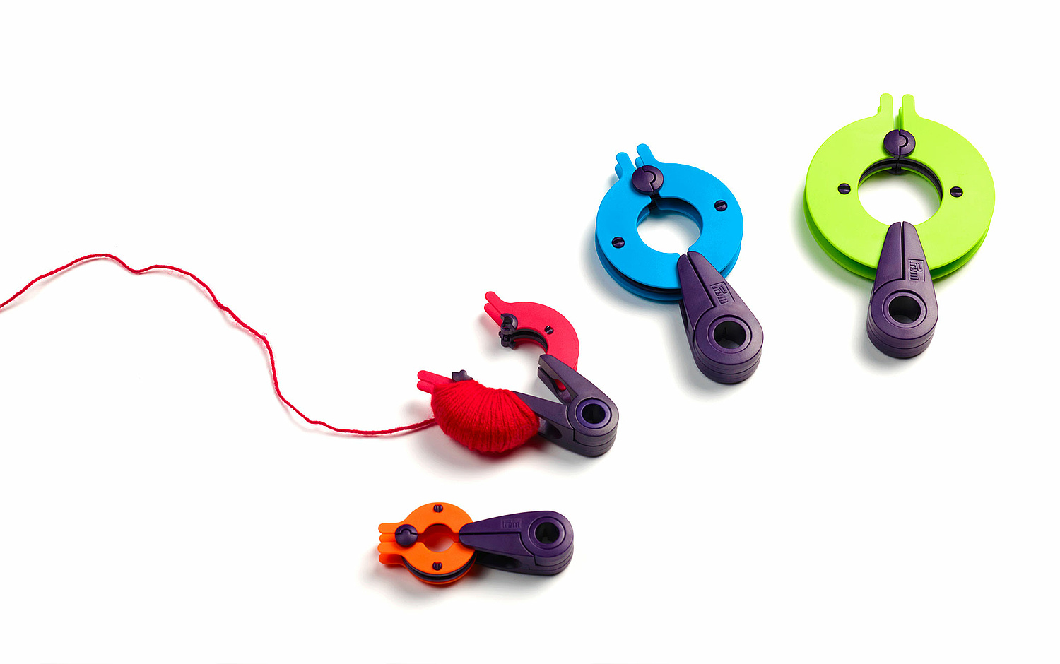 Prym Pompon-Maker 2 in 1 Varianten Mit den vier verschiedenen Pomponscheiben können wunderbar dichte Pompons in den Durchmessern 3,5 cm, 5 cm, 7 cm oder 9 cm hergestellt werden. (© Papenfuss | Atelier)