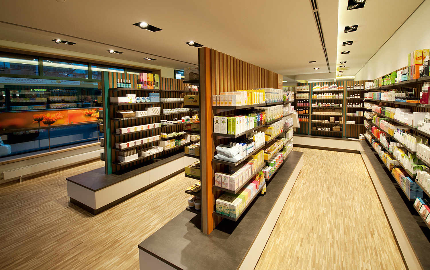 Innenarchitektur Saner Apotheke Blick in den Verkaufsbereich mit Verkaufsregalen für die einzelnen Bereiche (© Papenfuss | Atelier)