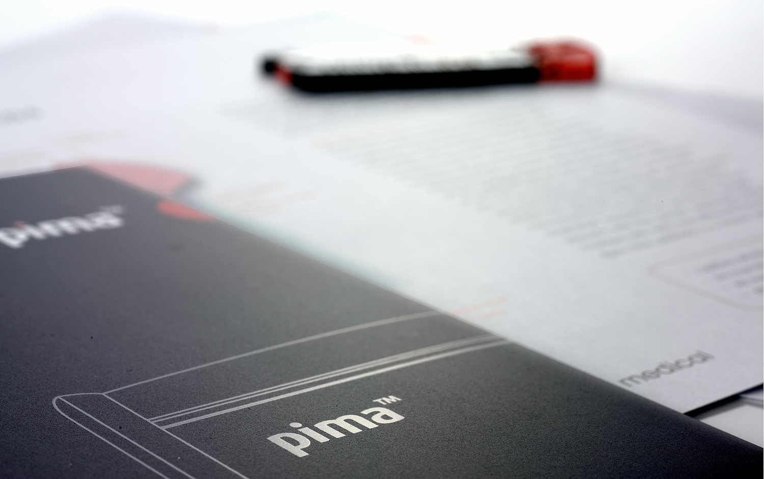 Pima Analyser – Printprodukte und Packaging Das Bild zeigt Printprodukte für Pima (für Alere 2009). (© Papenfuss | Atelier)
