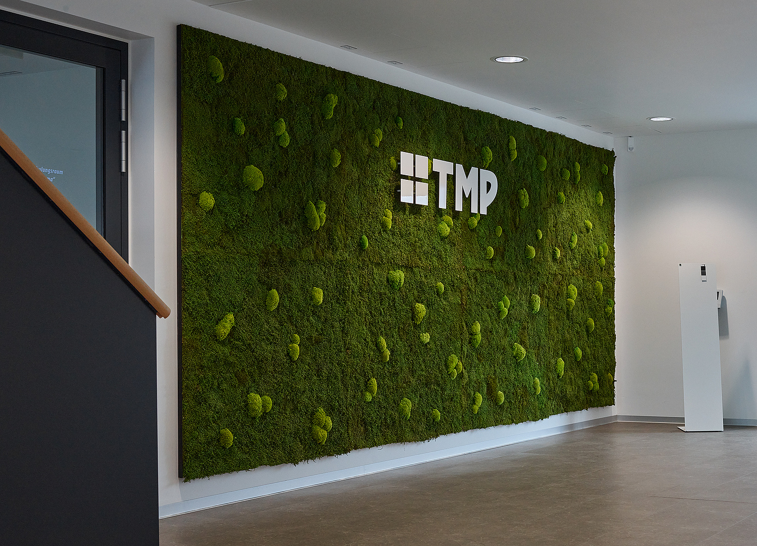 Raumgestaltung Innenarchitektur Unternehmen TMP Mooswand (© Papenfuss | Atelier)