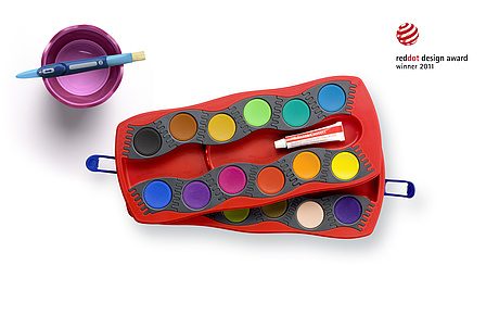 Das Bild zeigt die Clic & go Malutensilien: Wasserbecher, Pinsel und Connector Deckfarbkasten (für Faber-Castell, 2011). 